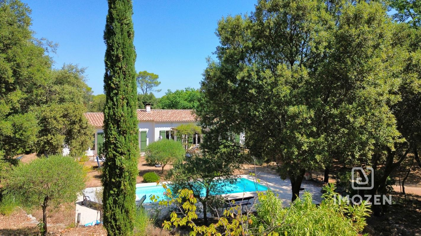 Propriété de caractère avec dépendances, piscine et terrain
