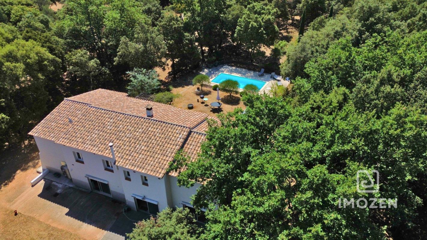 Propriété de caractère avec dépendances, piscine et terrain