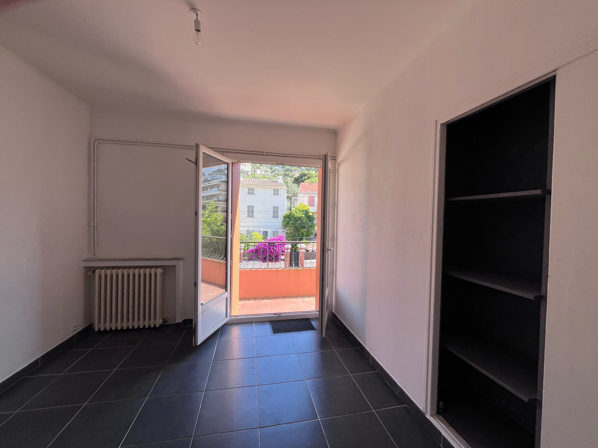 HAUT DE VILLA T3 TRAVERSANT DE 80 M2 BAS FARON ST ANNE TOULO
