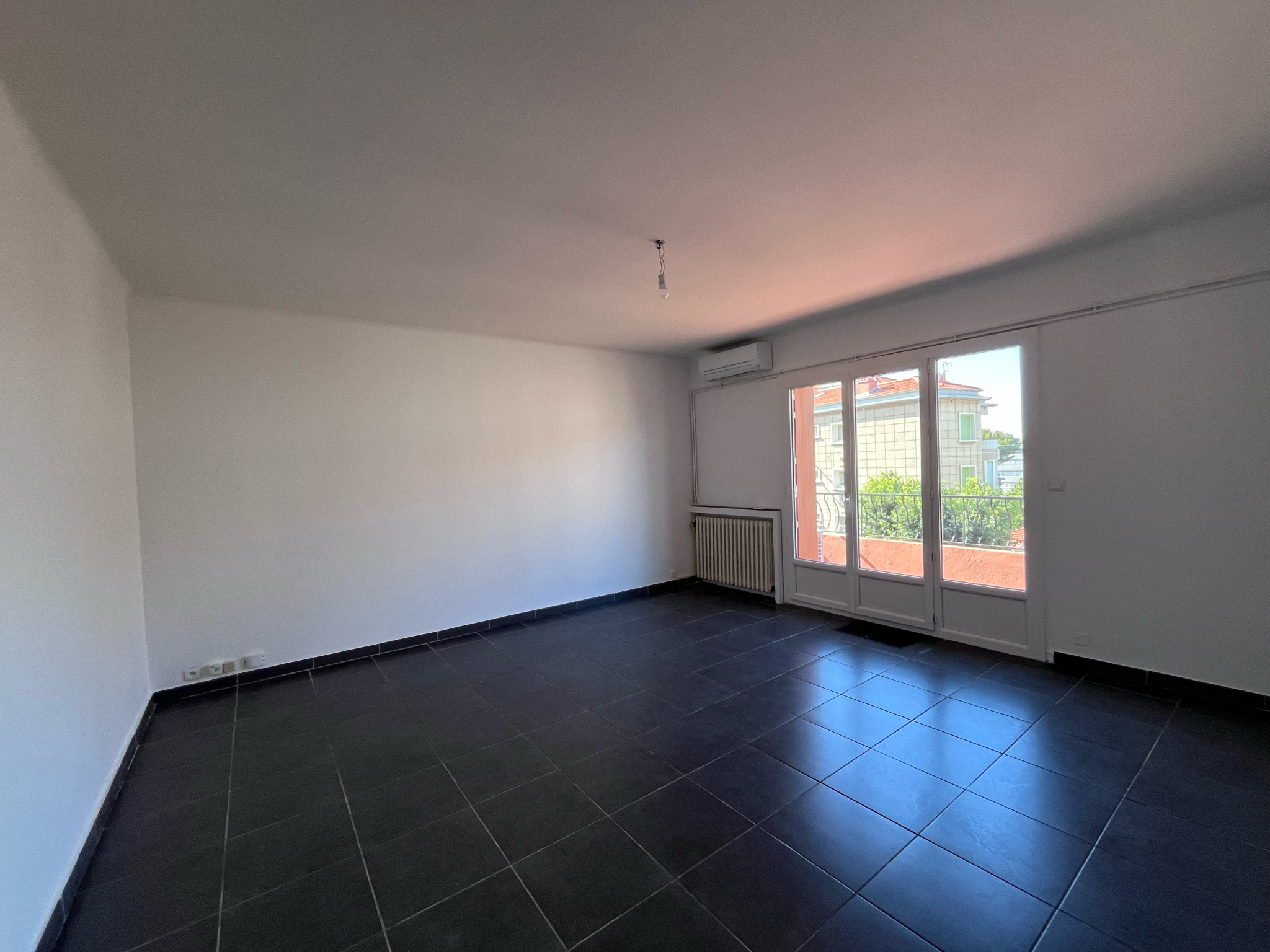 HAUT DE VILLA T3 TRAVERSANT DE 80 M2 BAS FARON ST ANNE TOULO