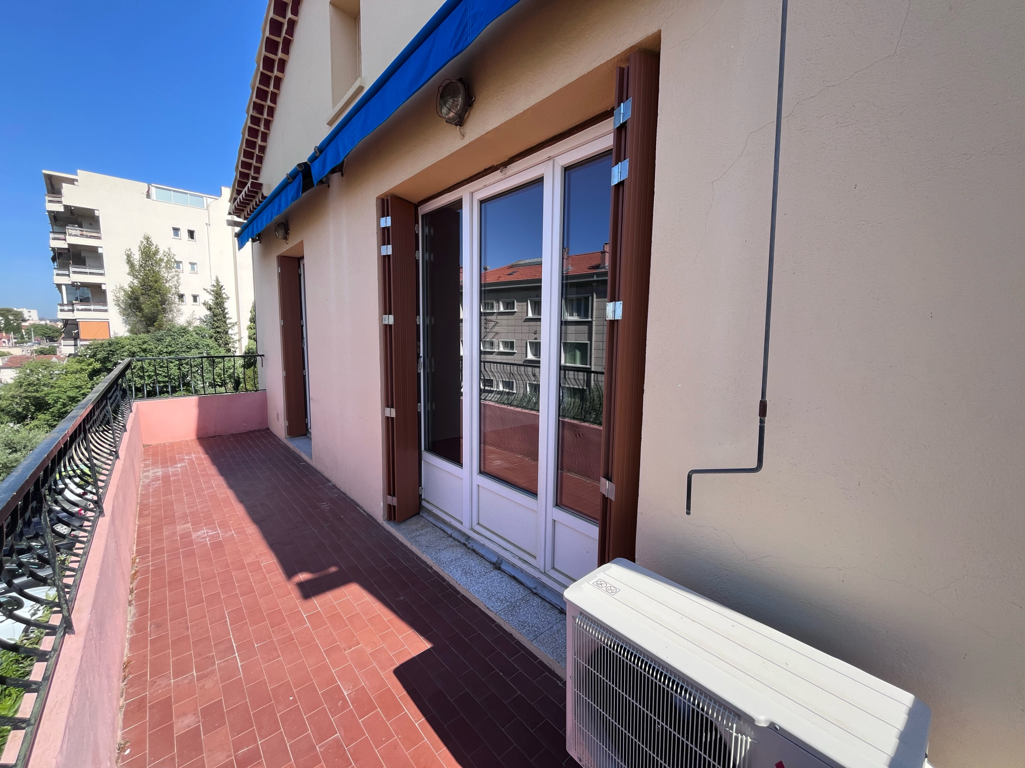 HAUT DE VILLA T3 TRAVERSANT DE 80 M2 BAS FARON ST ANNE TOULO
