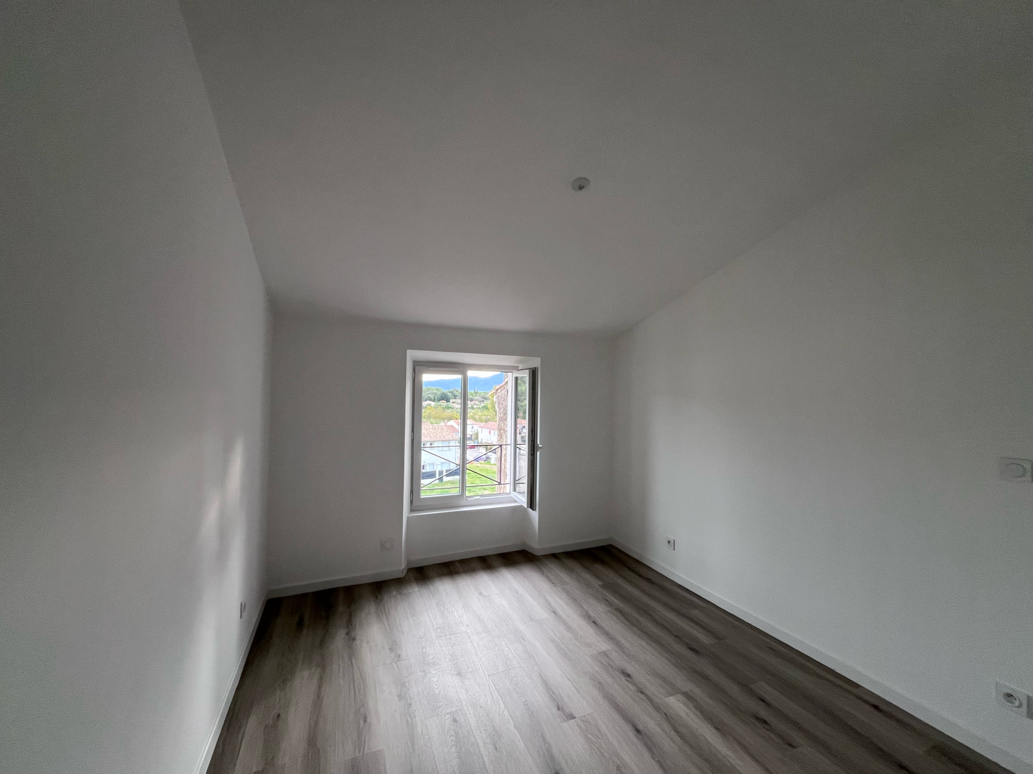 TRES BEAU T3 TRAVERSANT DERNIER ETAGE CARNOULES