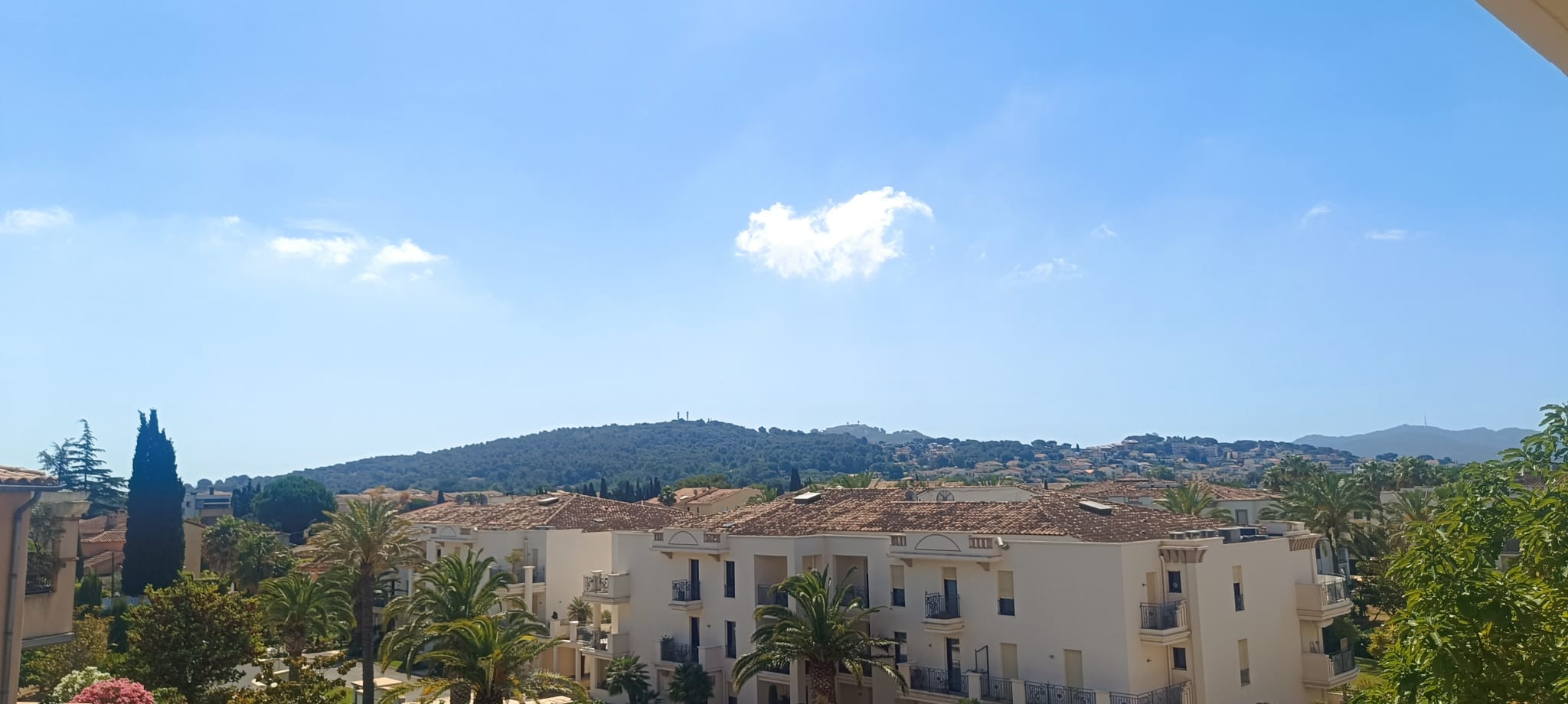 GRAND F2 RÉNOVÉ SITUÉ À 5/10 MIN À PIED DU PORT DE SANARY