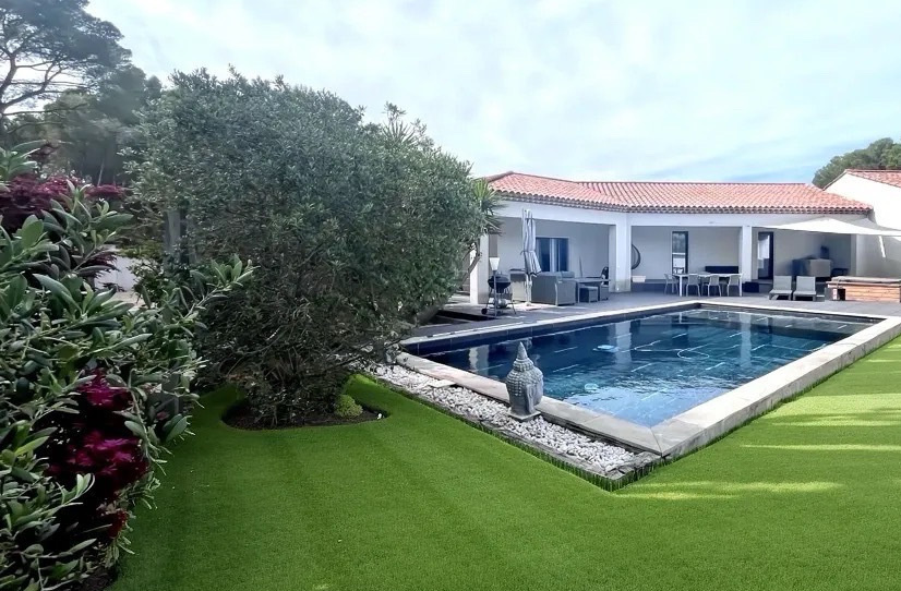 TRES BELLE VILLA DE 200 M2 AVEC PISCINE ET GARAGE A VENTABRE