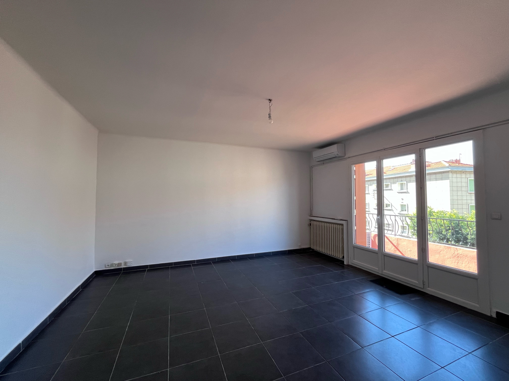 HAUT DE VILLA T3 TRAVERSANT DE 80 M2 BAS FARON ST ANNE TOULO
