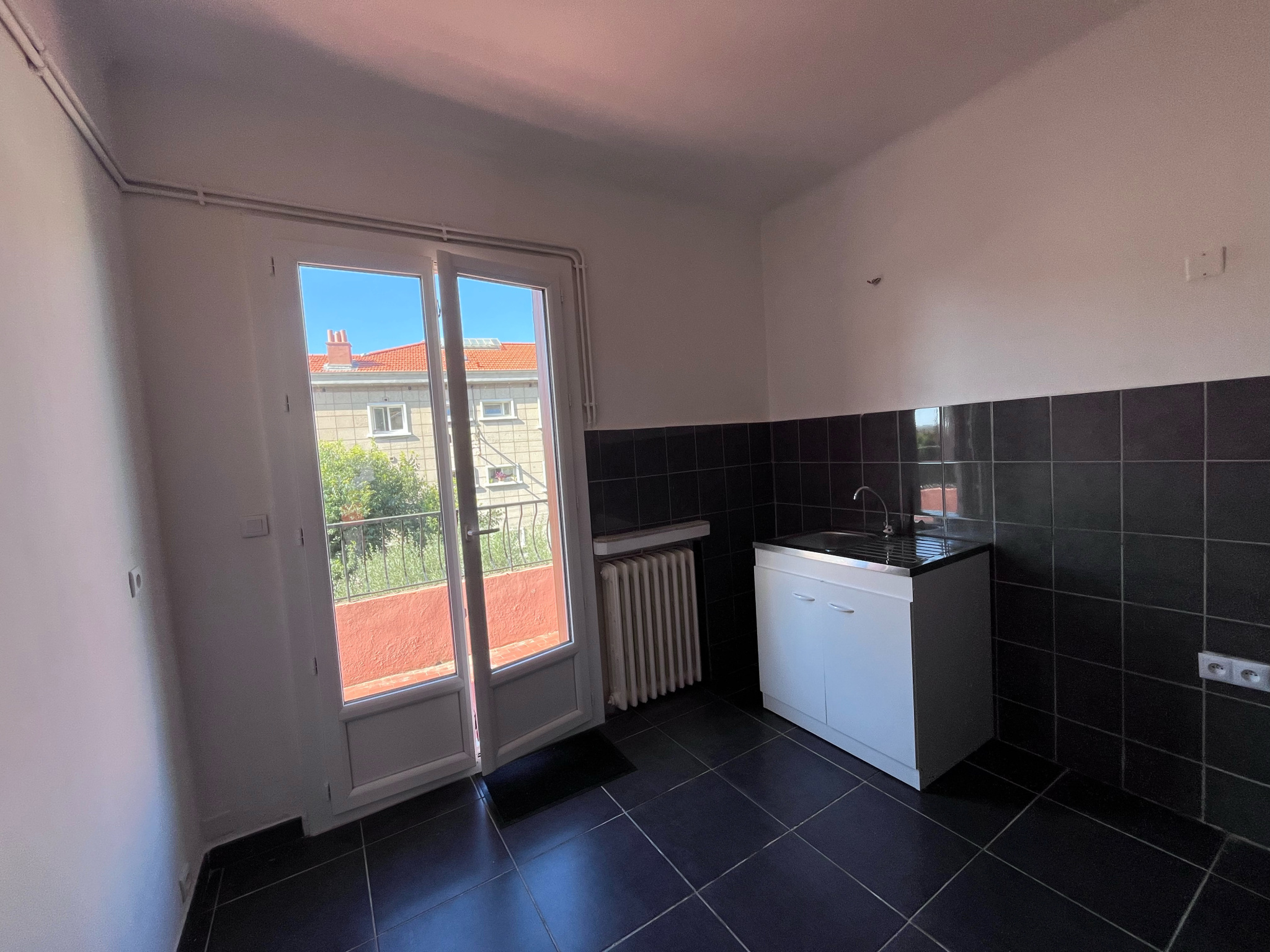 HAUT DE VILLA T3 TRAVERSANT DE 80 M2 BAS FARON ST ANNE TOULO