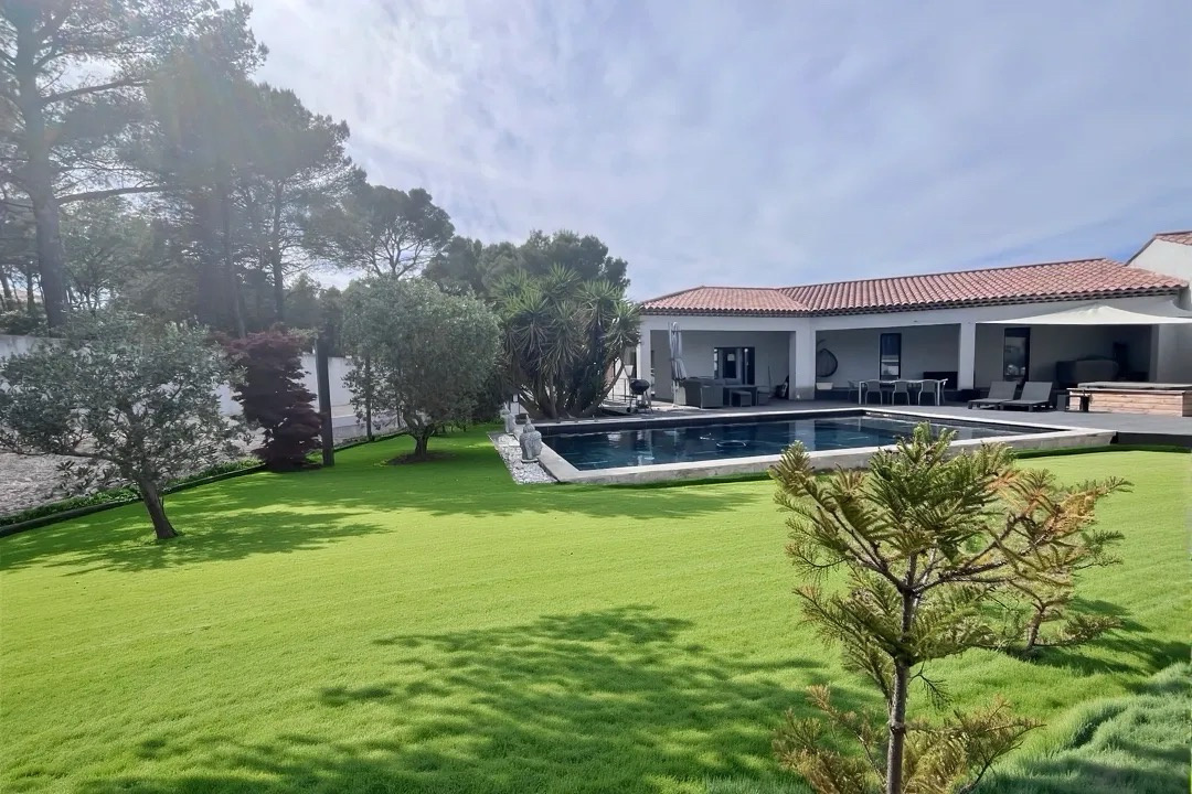 TRES BELLE VILLA DE 200 M2 AVEC PISCINE ET GARAGE A VENTABRE